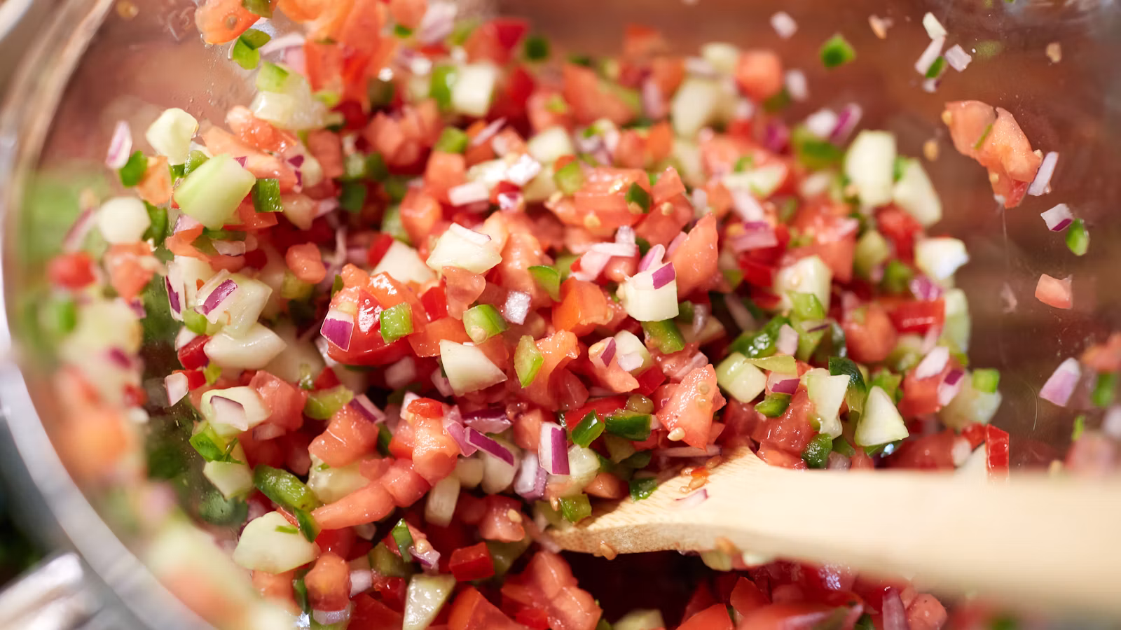 Pico de gallo mezclado con tomate y cebolla en cubos
