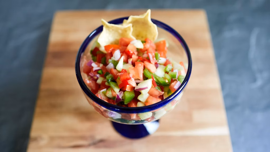 Salsa de tomate fresca en un recipiente