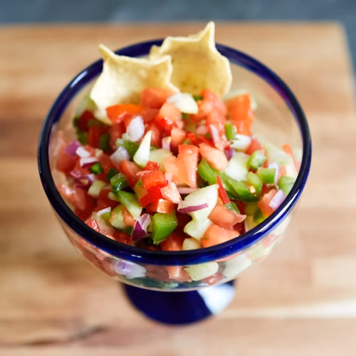 Salsa de tomate fresca en un recipiente