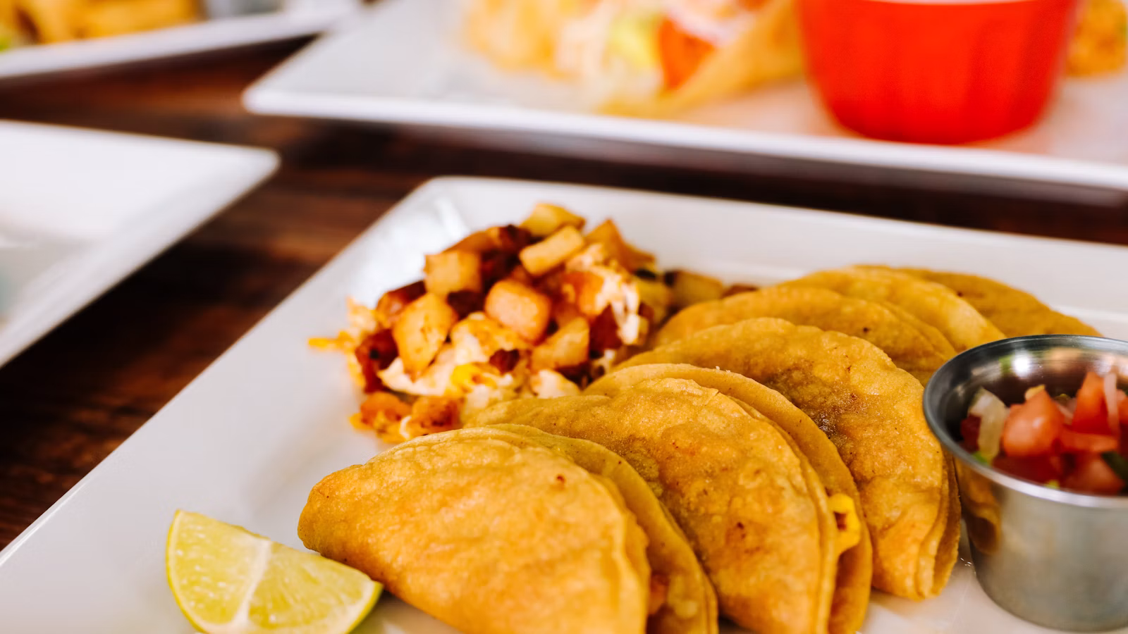 Tacos Dorados de Papa y Queso con Salsa Verde