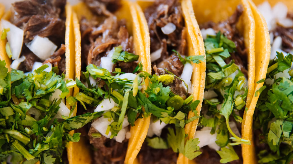 Tacos de asada caseros con cebolla y cilantro