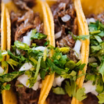 Tacos de asada caseros con cebolla y cilantro