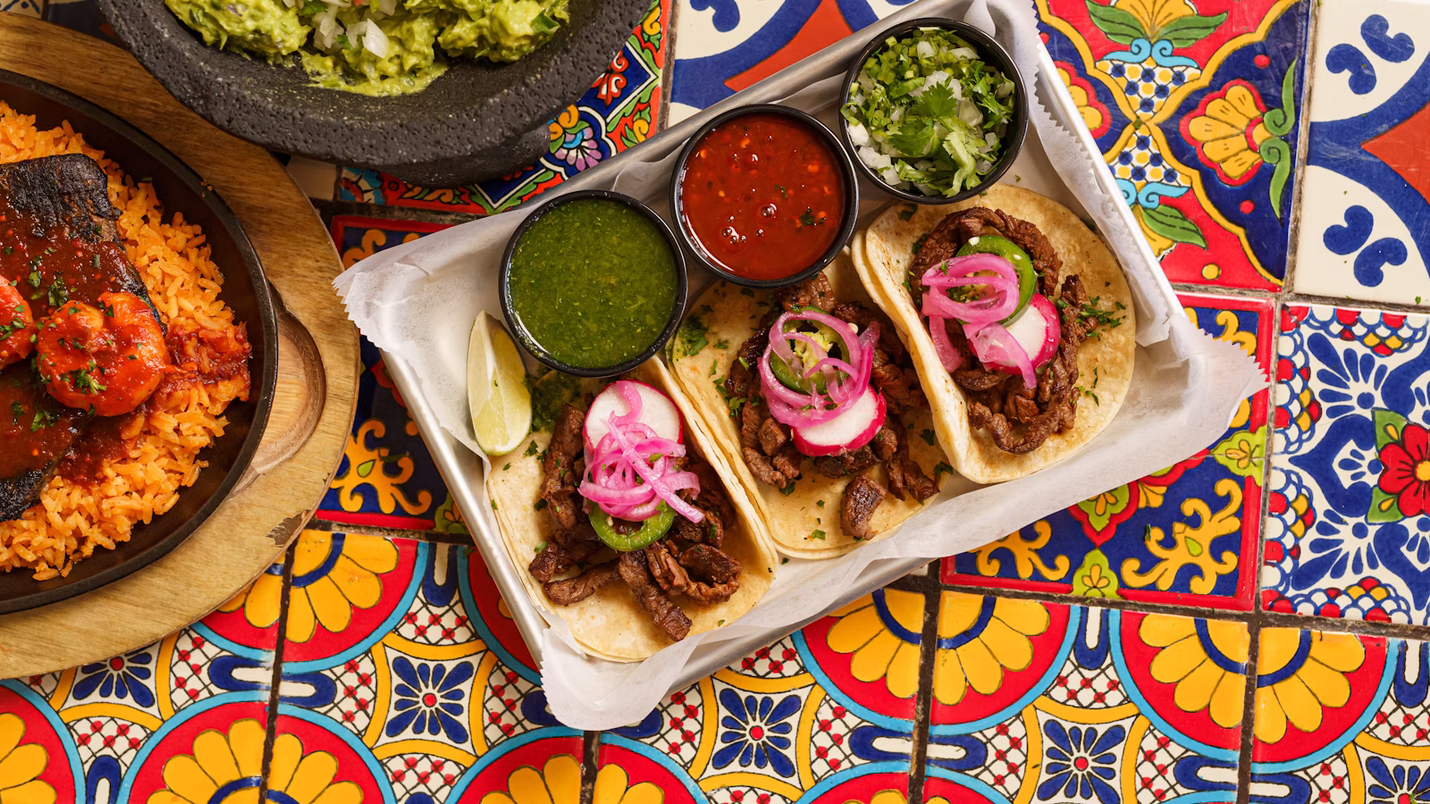 Tacos de asada en una mesa familiar
