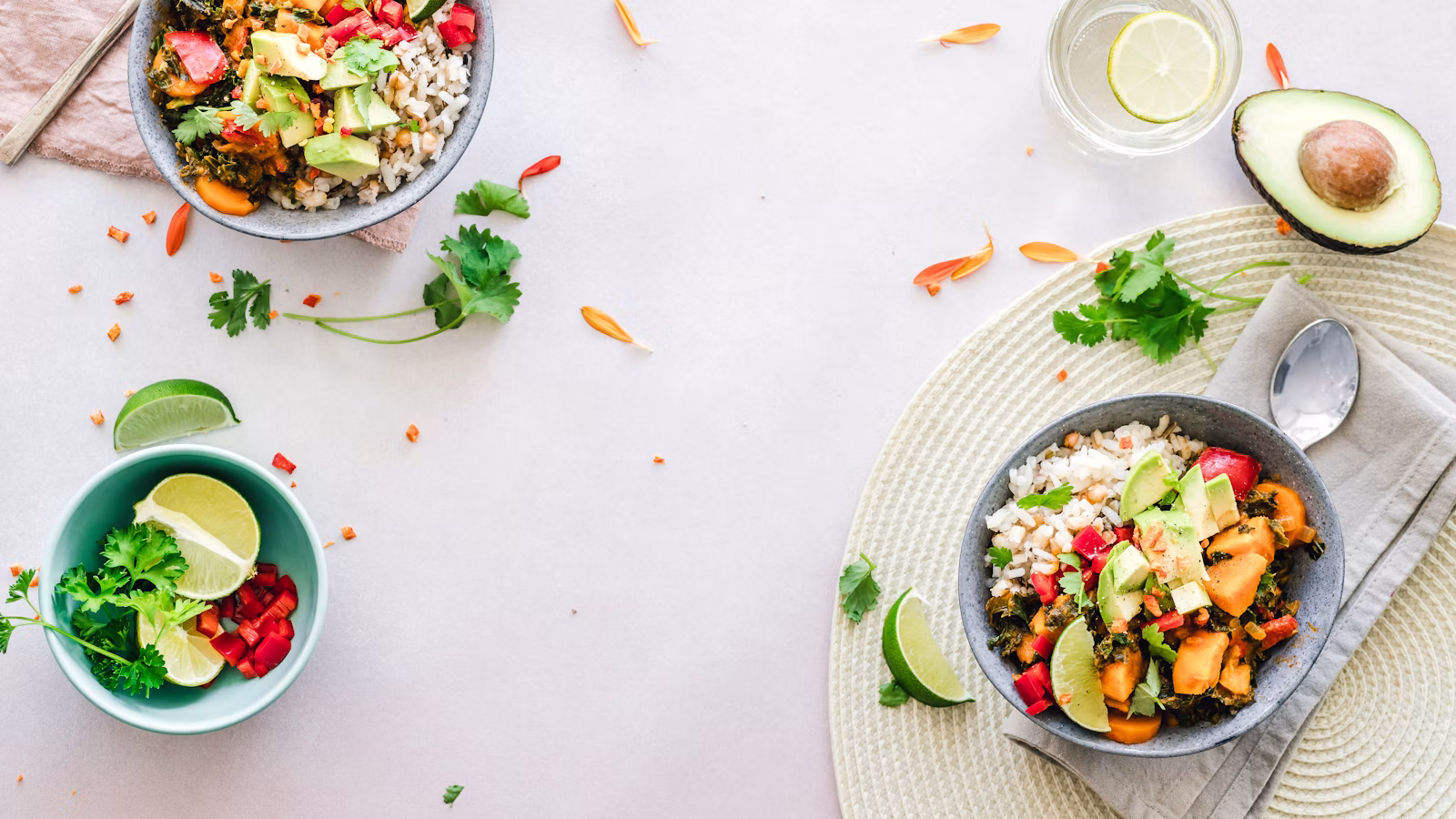 Tazón vegetariano con camote y verduras