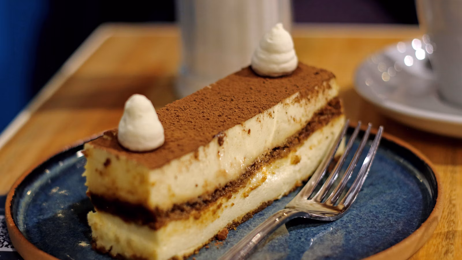 Tiramisu casero servido con café