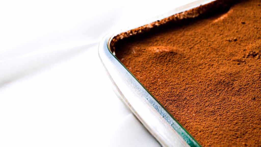 Tiramisu clásico con cacao y mascarpone