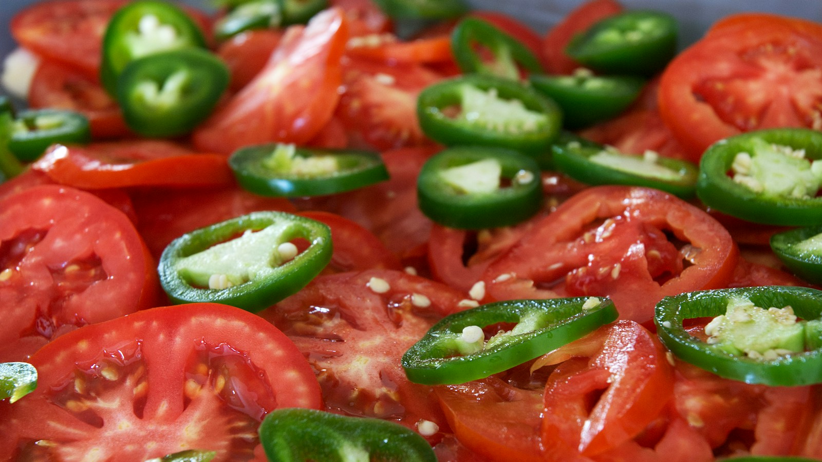 Tomates y chiles para la salsa roja de chilaquiles