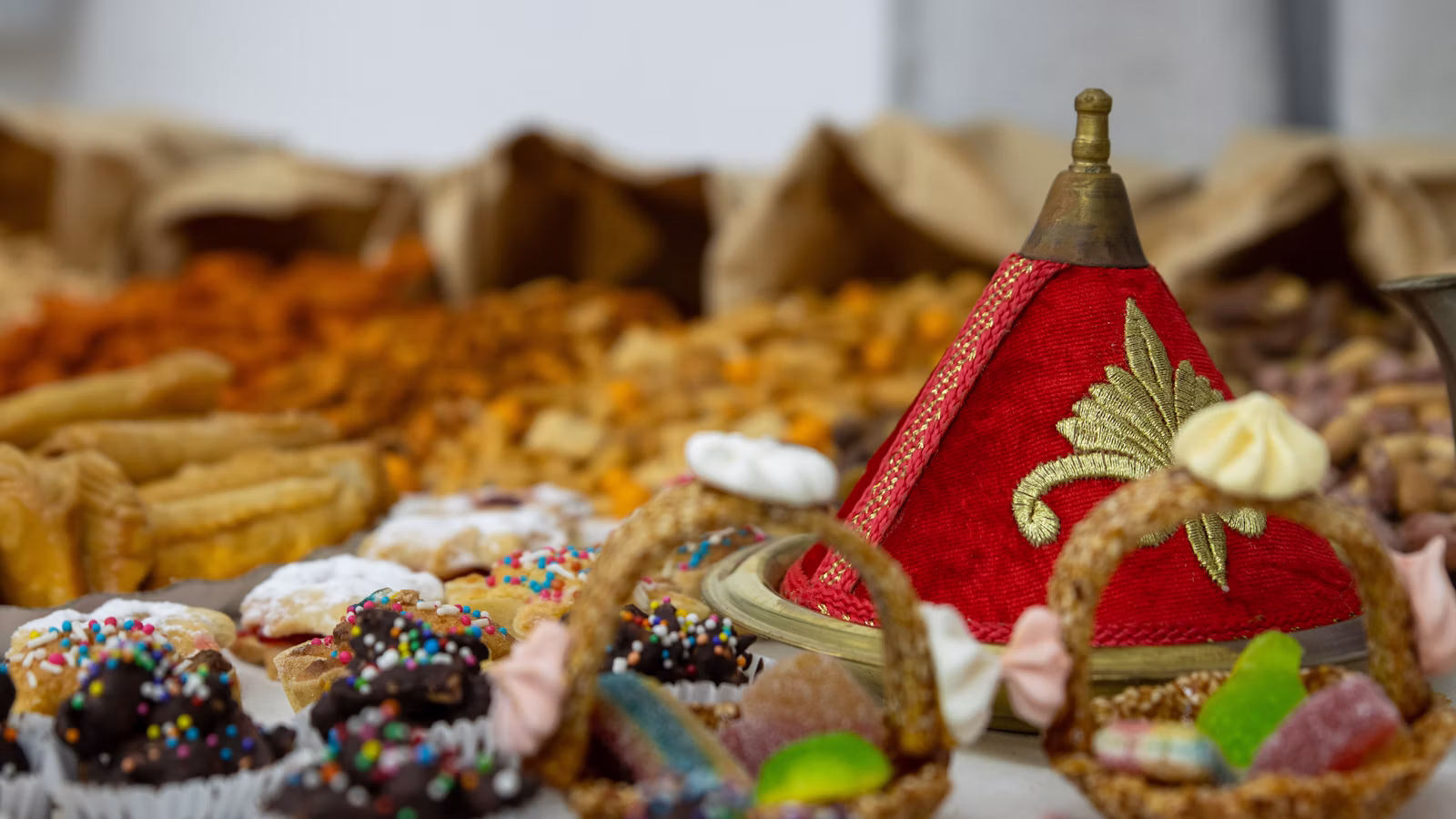 Variedad de dulces tradicionales sobre una mesa