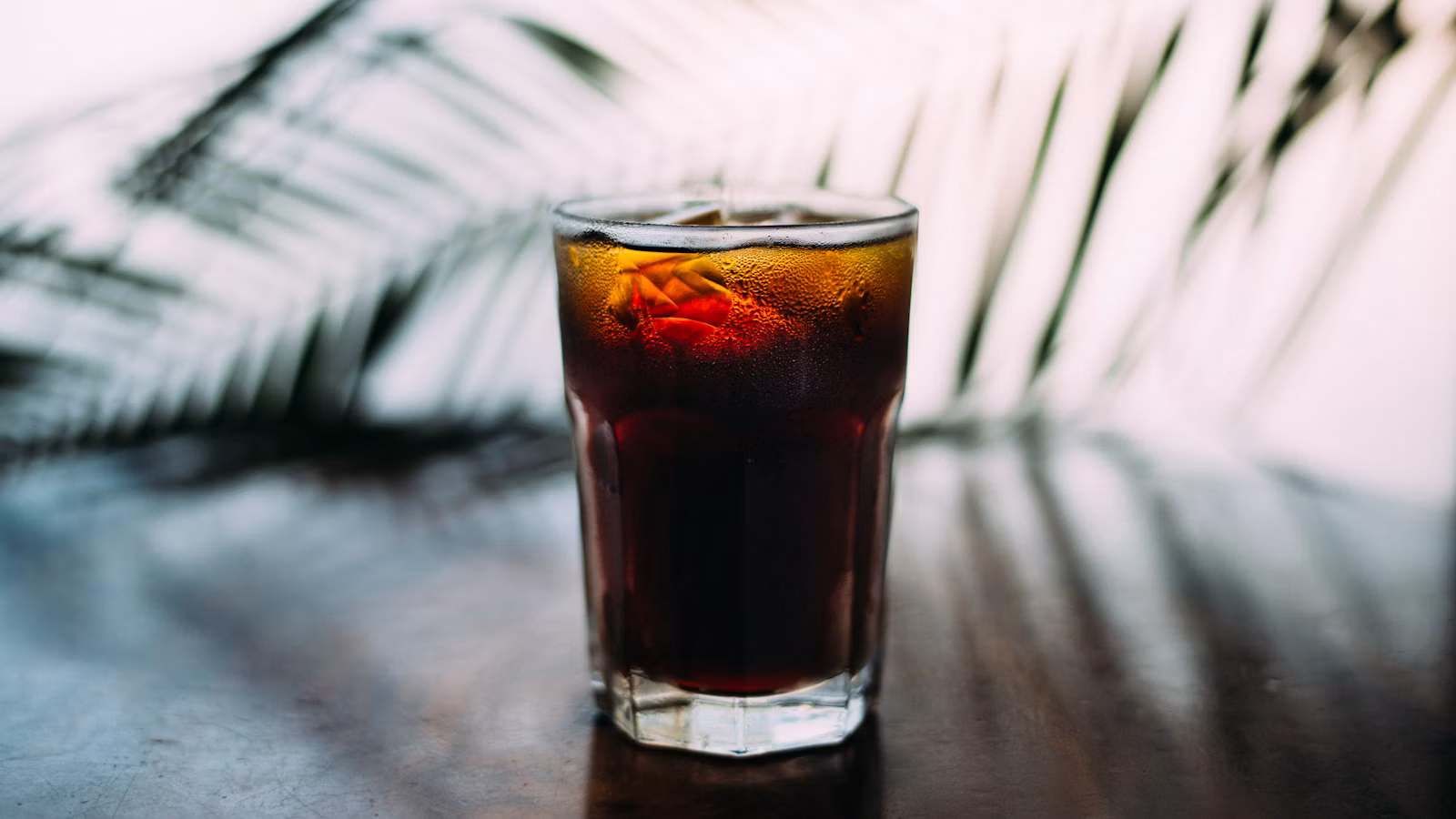 Vaso de café oscuro con hielo para servir cold brew