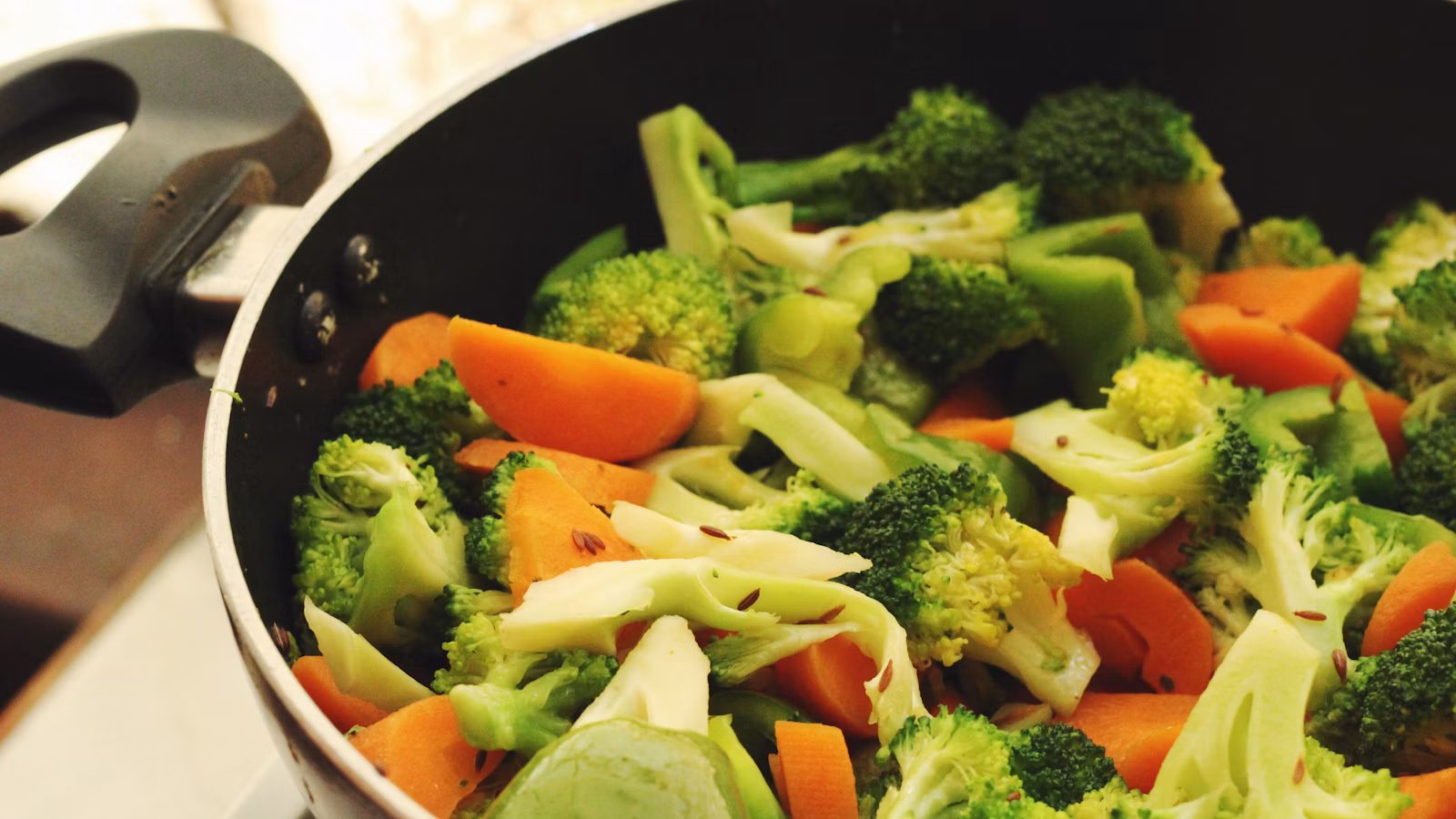 Verduras que se cocinan en una sartén