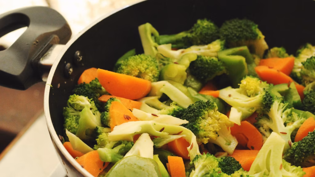 Verduras cocinándose en una sartén