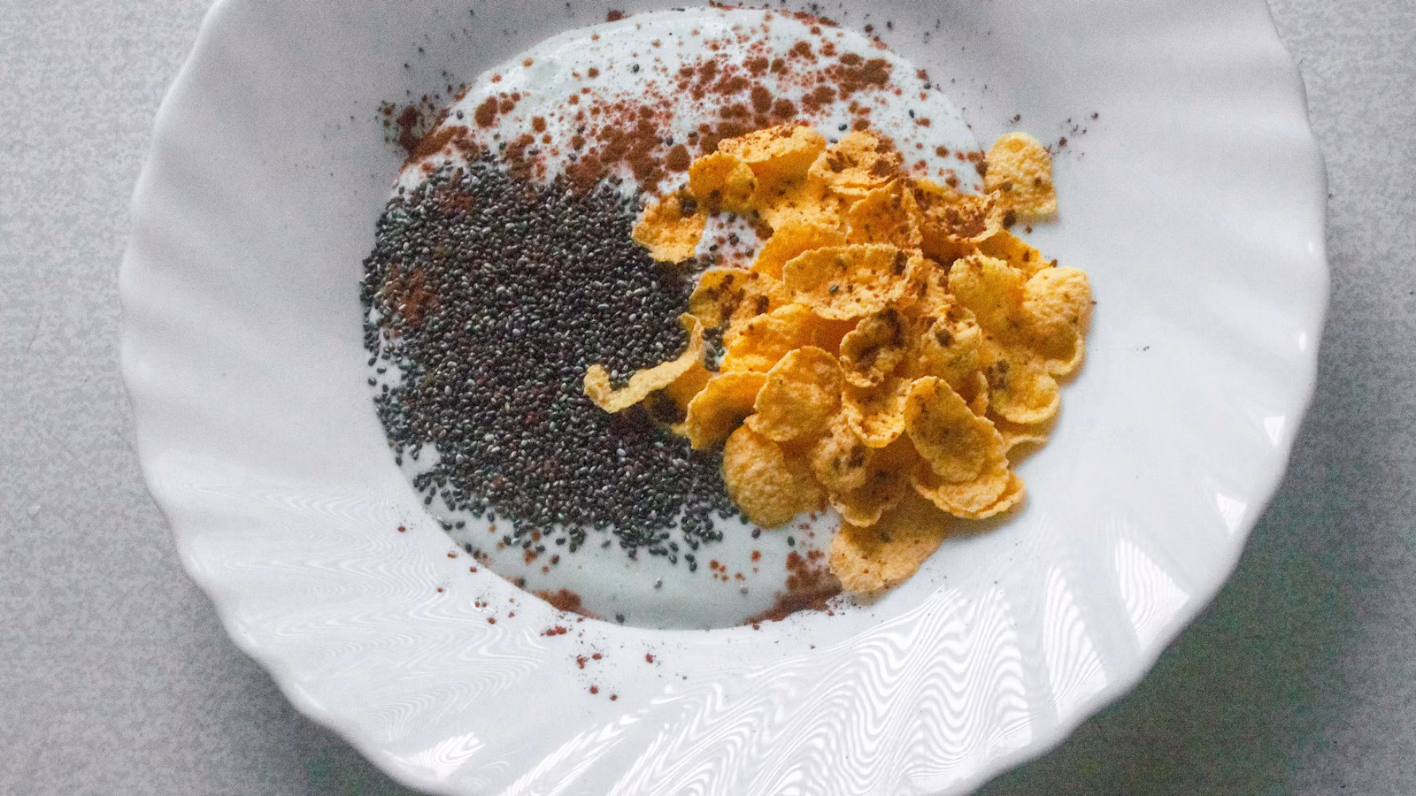 Tazón de yogur con cereal y semillas