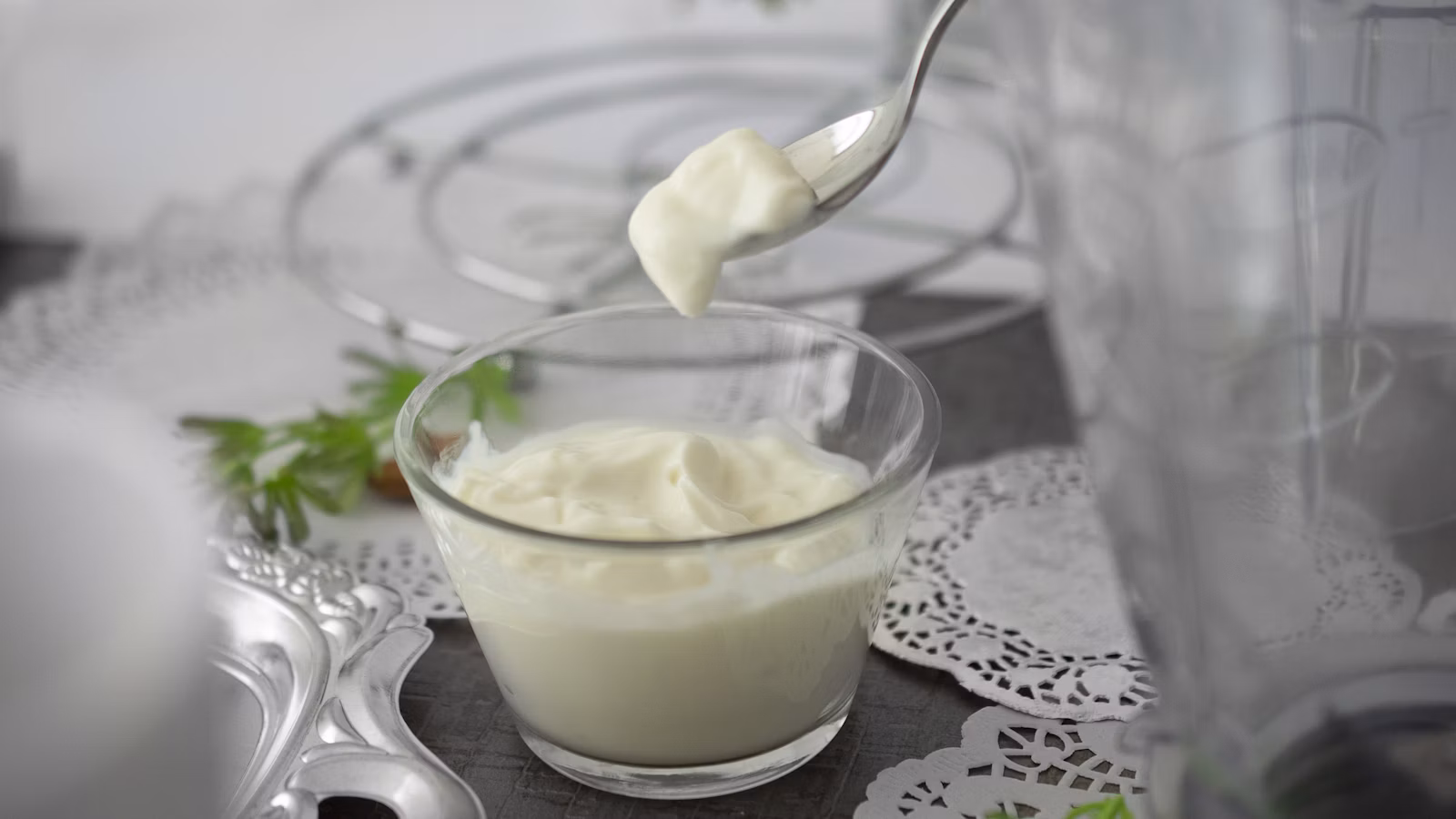 Alimento lácteo blanco en un vaso de vidrio