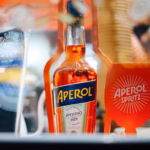 Aperol Spritz clásico con Prosecco, hielo y rodaja de naranja
