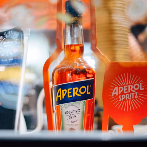 Aperol Spritz clásico con Prosecco, hielo y rodaja de naranja