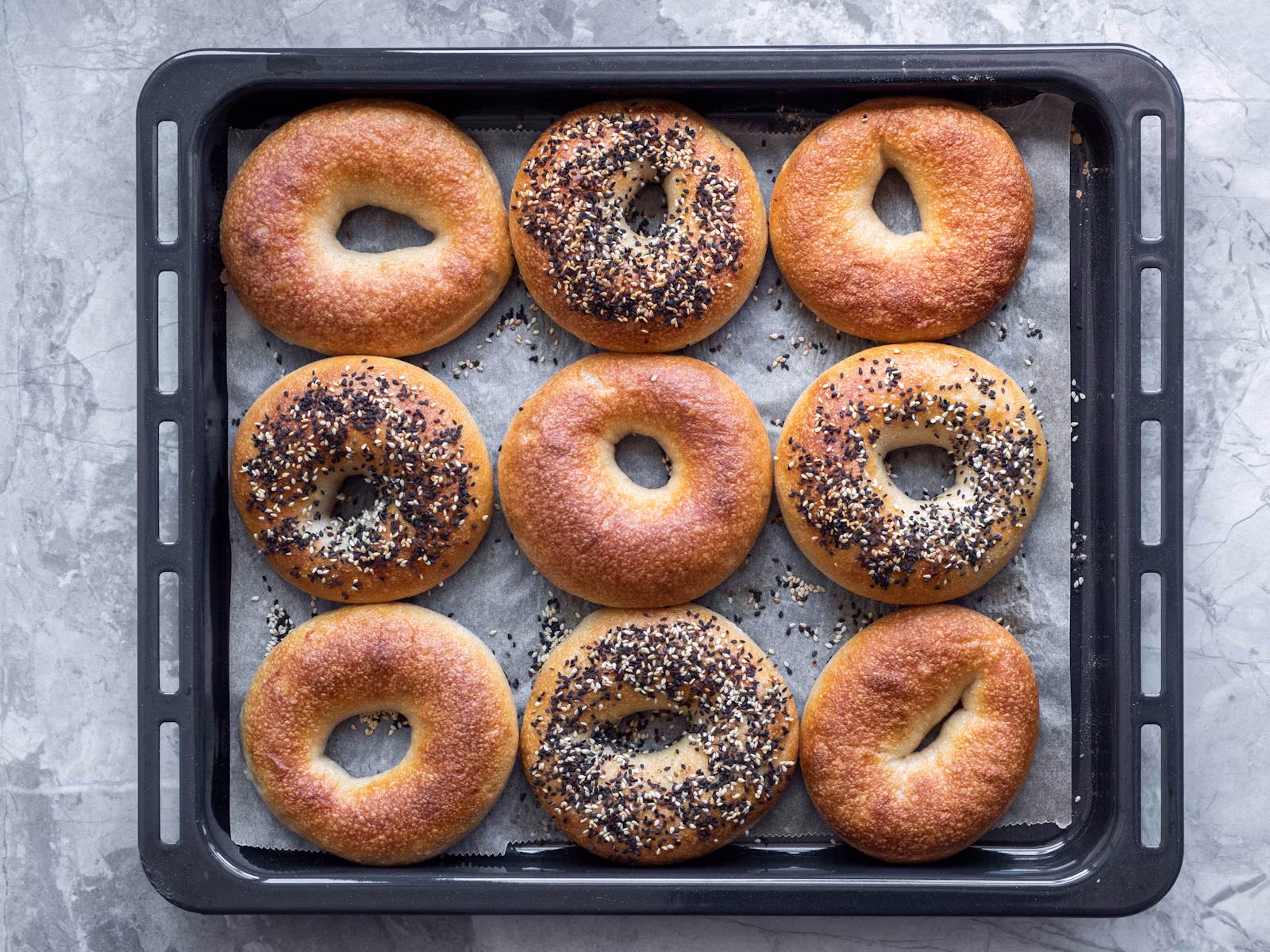 Bagel dorado abierto para mostrar su miga