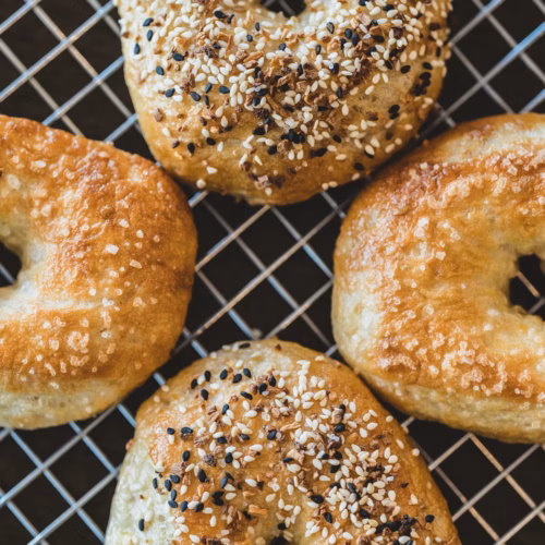 Bagels caseros dorados con distintos acabados