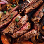 Bistec de res dorado y rebanado sobre una tabla de madera