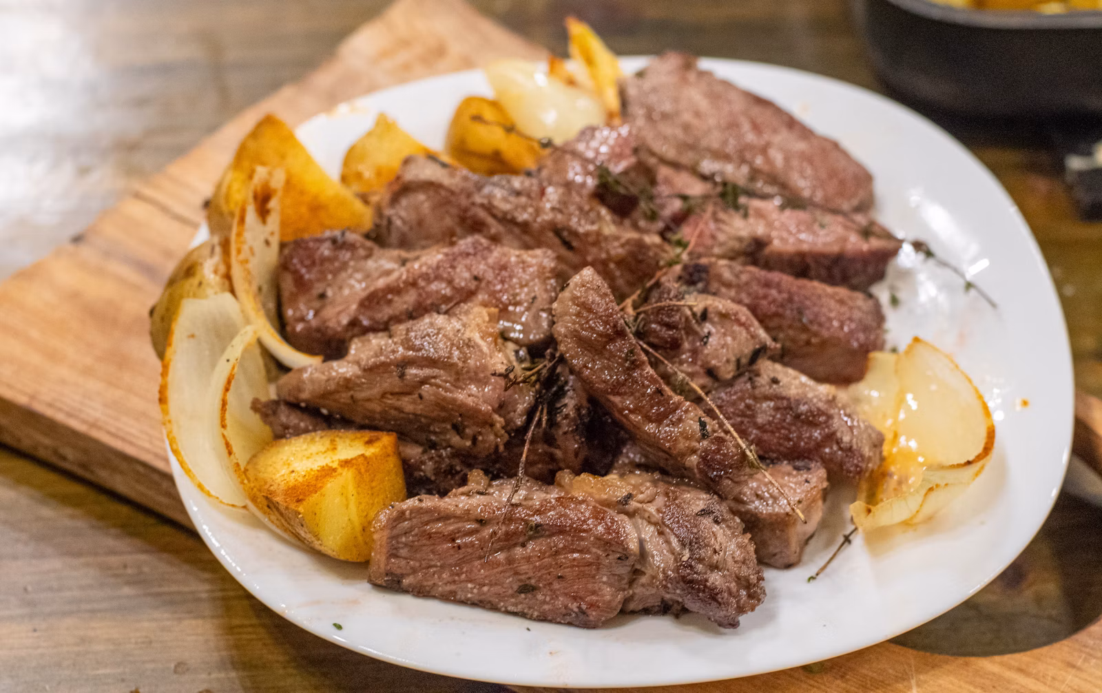 Bistec de res servido en un plato con guarnición