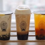 Vasos de boba tea con leche y perlas de tapioca