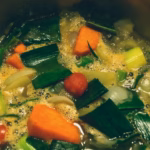 Tazón de caldo de pollo casero con verduras