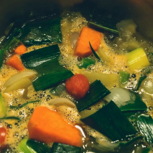 Tazón de caldo de pollo casero con verduras