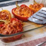 Chile relleno servido sobre una salsa roja de jitomate