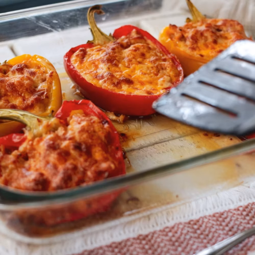 Chile relleno servido sobre una salsa roja de jitomate