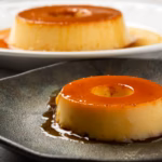 Postre de leche caramelizada servido con almíbar
