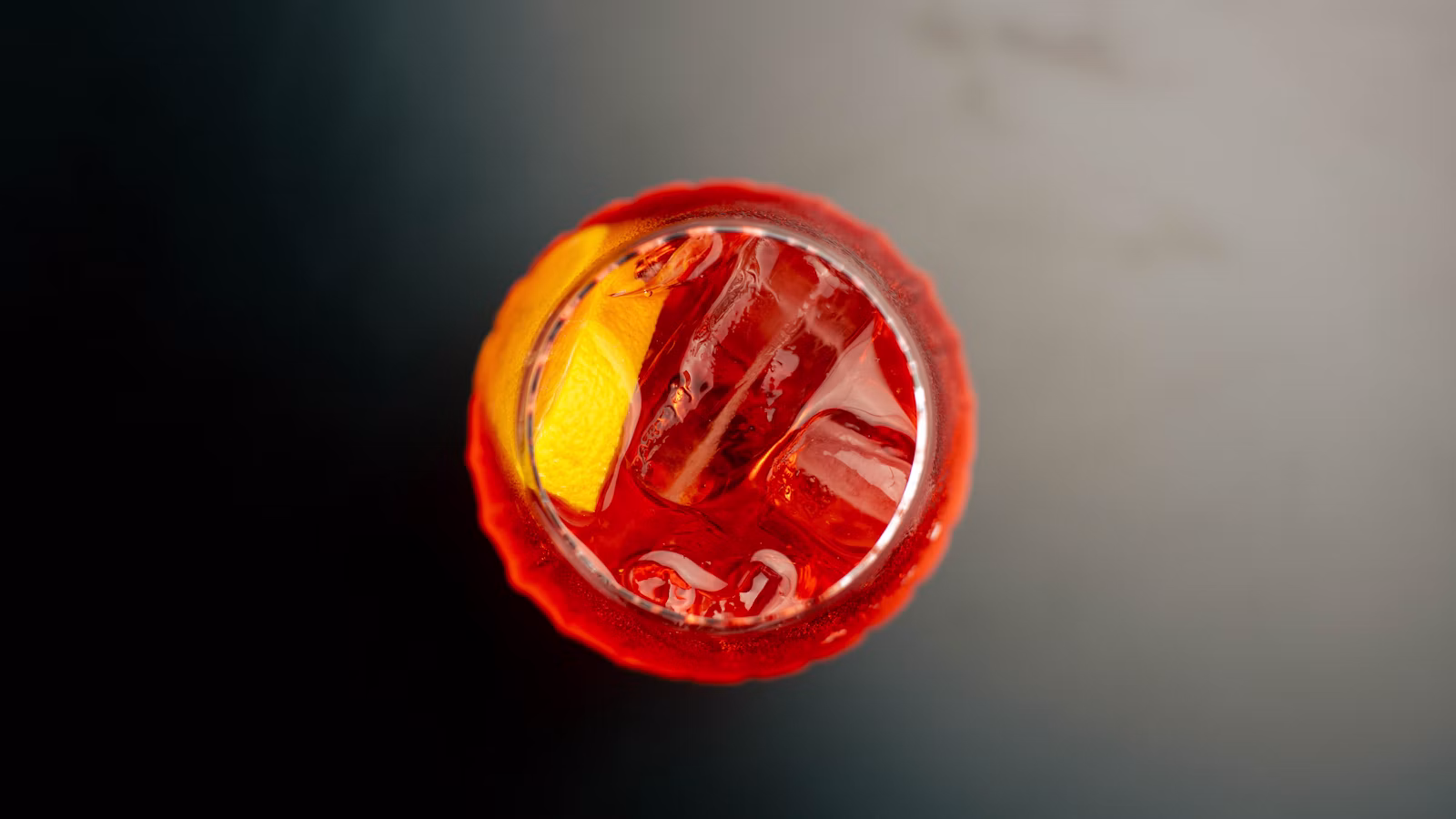 Copa de Aperol Spritz naranja servida con abundante hielo