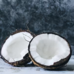 Coco maduro abierto para preparar crema de coco