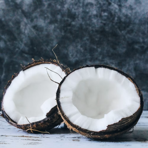 Coco maduro abierto para preparar crema de coco