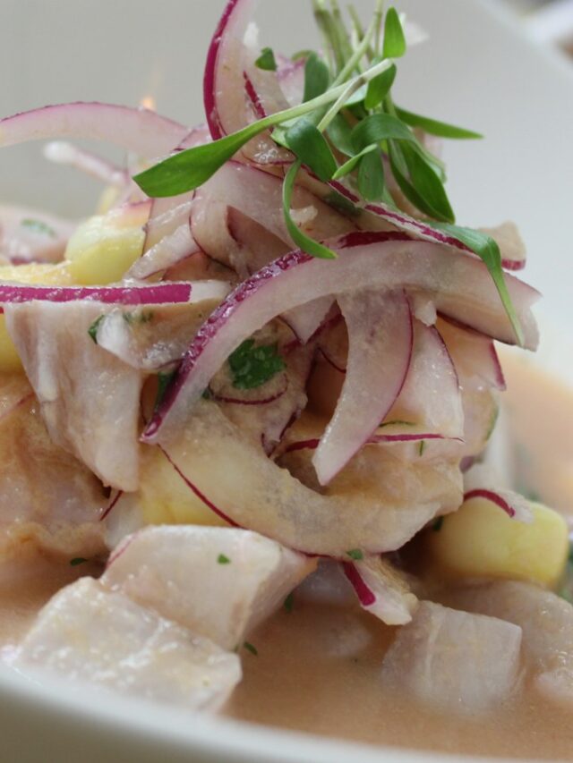Ceviche de pescado servido en un tazón
