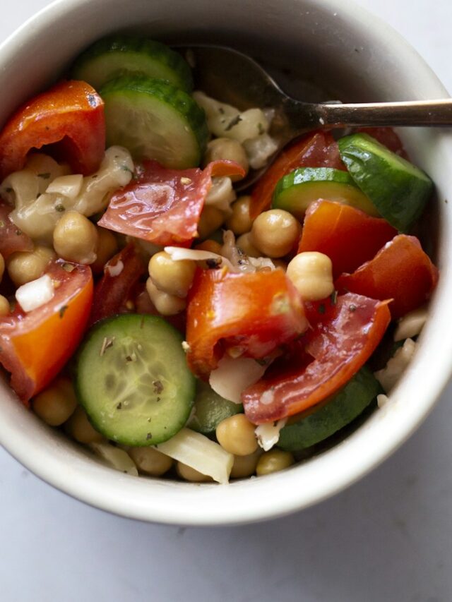 Ensalada de garbanzos con tomate y pepino en un bol