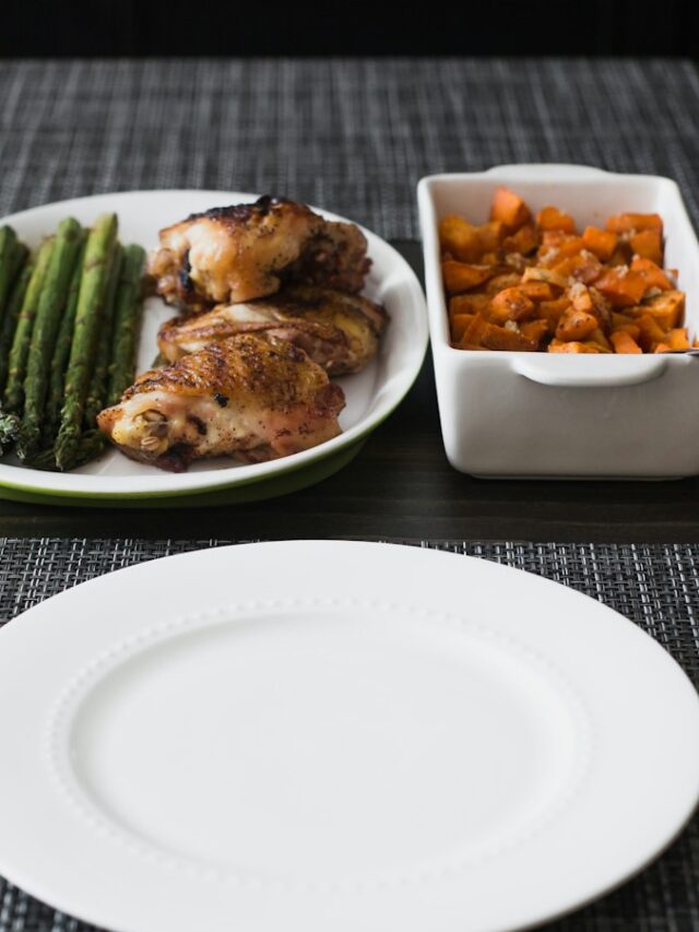 Pollo asado con verduras para una comida entre semana