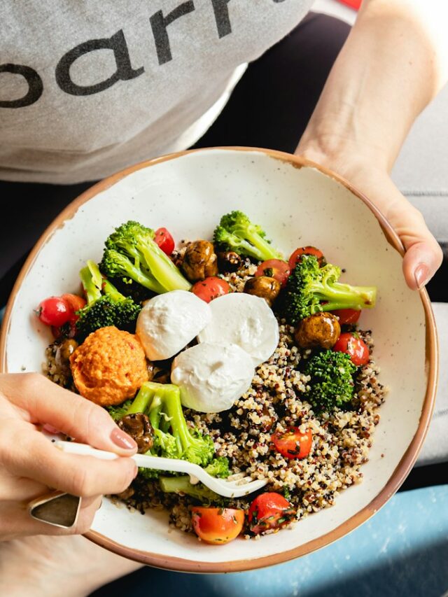 Tazón de quinoa cocida con vegetales