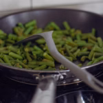 Ejotes verdes cocinándose en una sartén