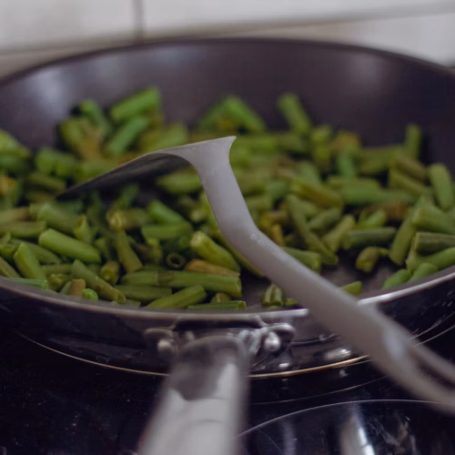 Ejotes verdes cocinándose en una sartén