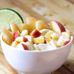 Tazón de fruta picada para ensalada de manzana