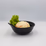 Ensalada rusa cremosa con papas y verduras servida en un plato