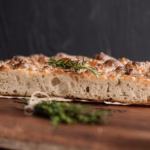 Focaccia casera dorada con romero y aceite de oliva