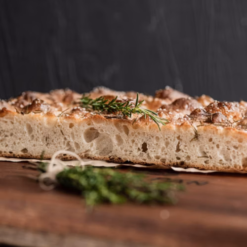 Focaccia casera dorada con romero y aceite de oliva
