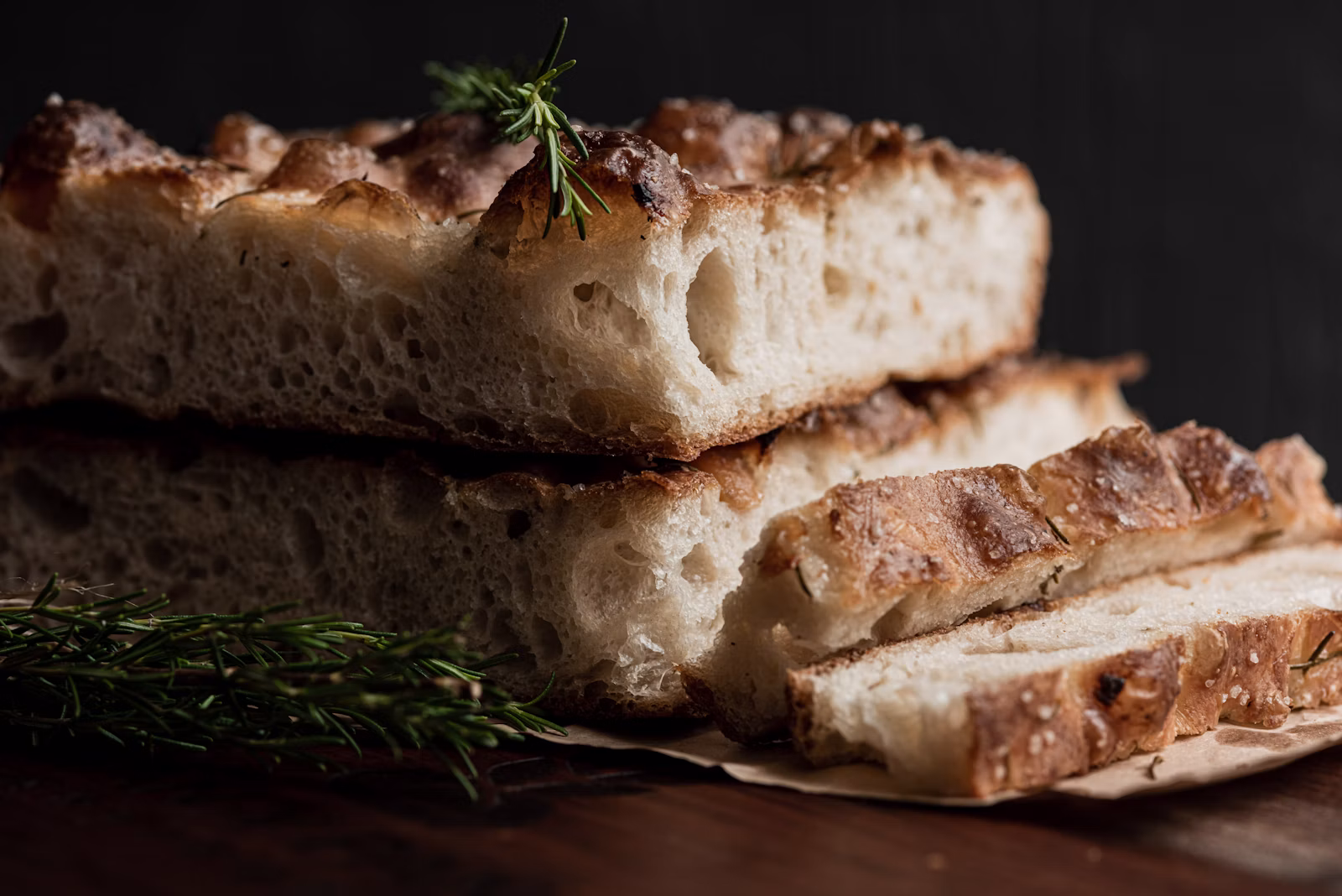 Focaccia dorada recién horneada con hierbas