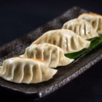 Gyozas doradas servidas en un plato