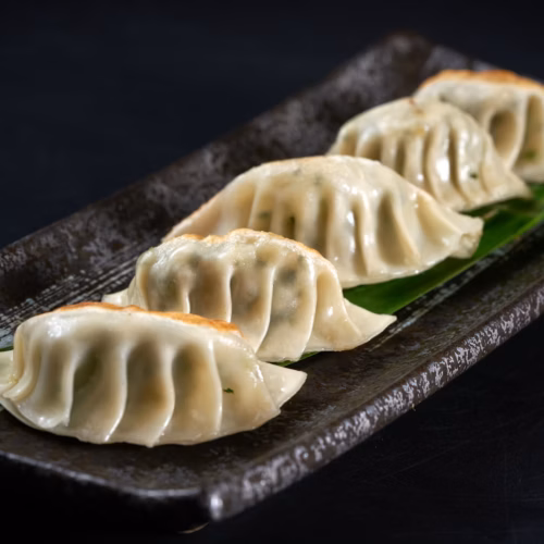 Gyozas doradas servidas en un plato