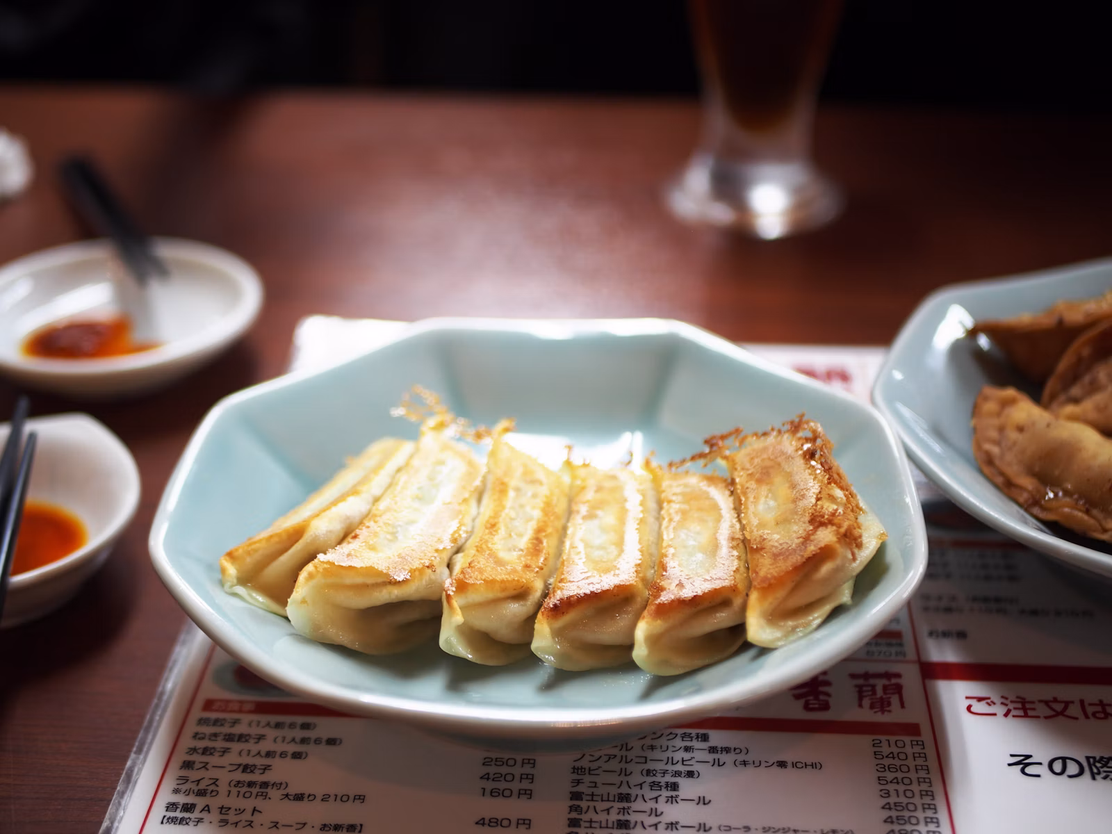 Gyozas japonesas listas para acompañar con salsa