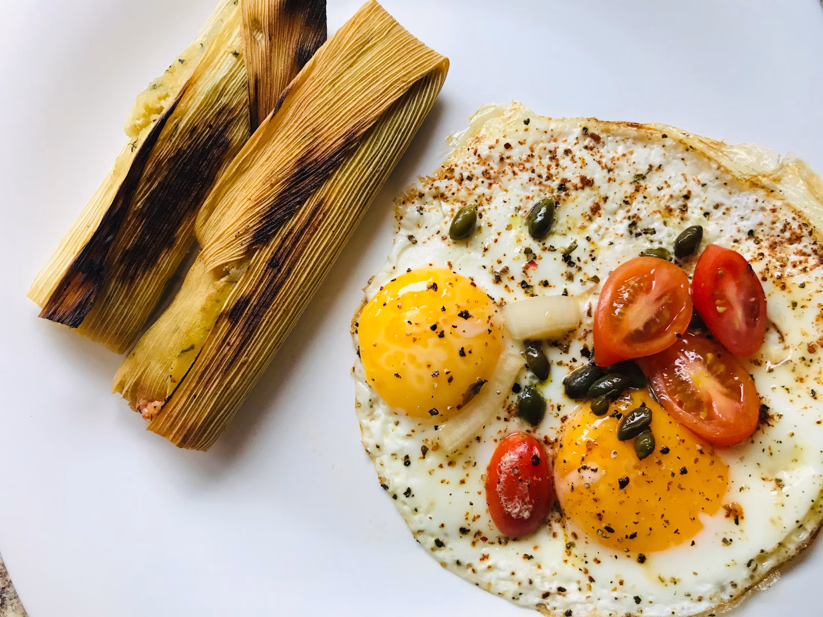 Desayuno con huevos y frijoles servido en un plato
