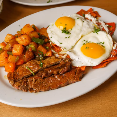 Desayuno mexicano con huevos, frijoles y carne