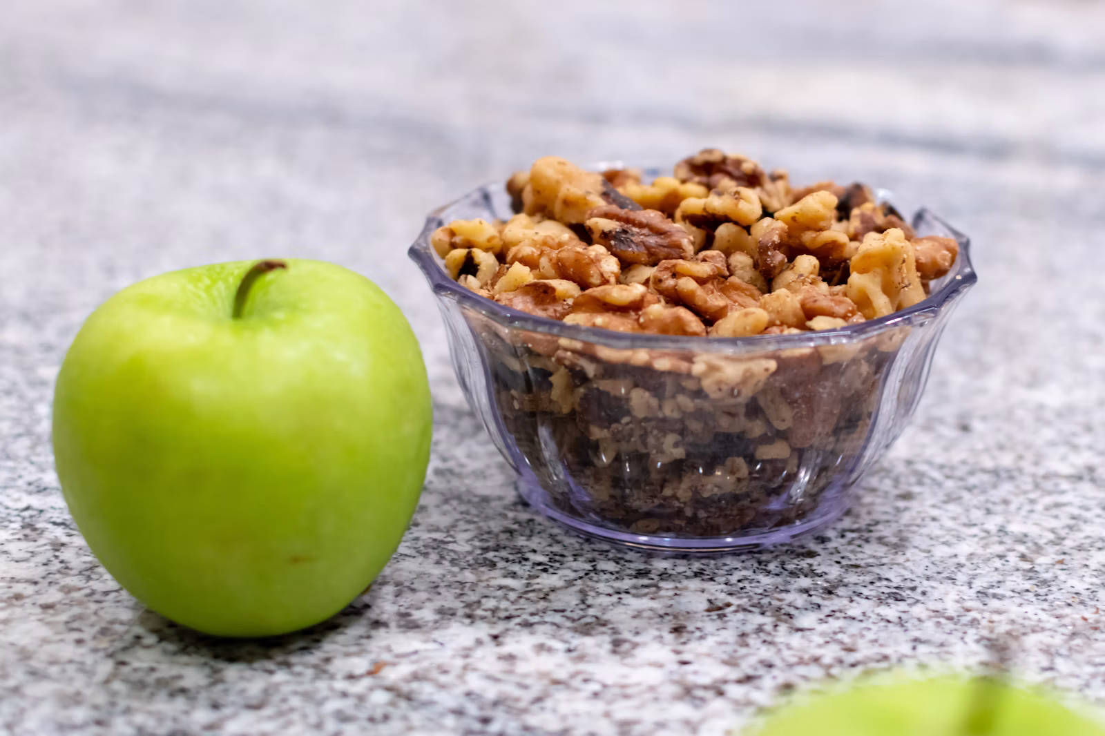 Manzana verde y nueces para preparar la ensalada