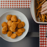 Nuggets de pollo dorados servidos en un plato